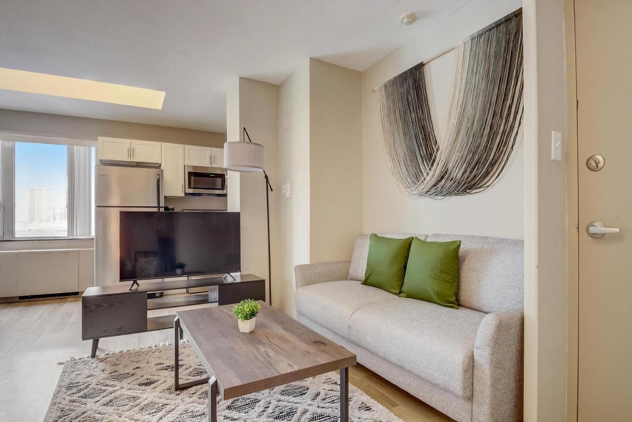 Frontdesk Vue At 3Rd St Apts Downtown 루이빌 객실 사진
