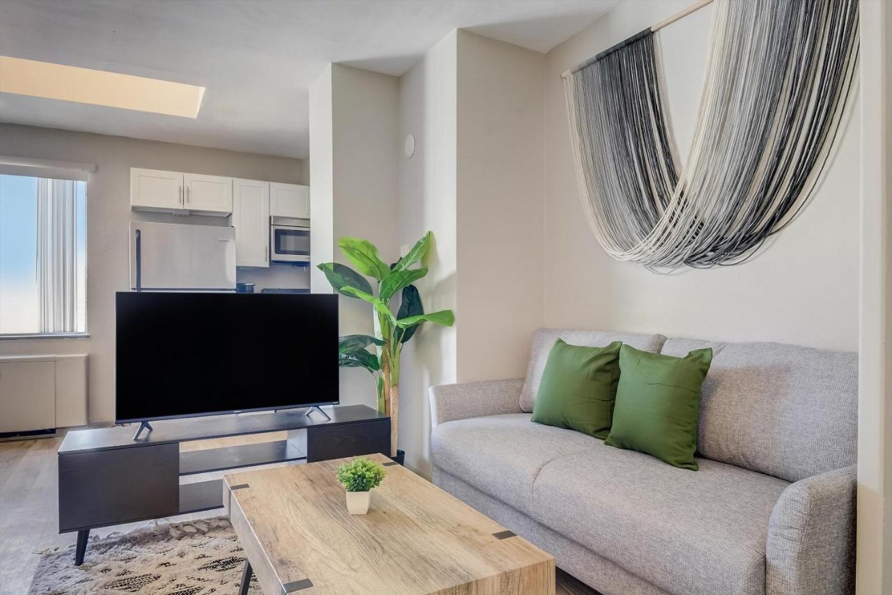 Frontdesk Vue At 3Rd St Apts Downtown 루이빌 객실 사진